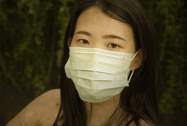 Joven hermosa y atractiva mujer turista china asiática que usa mascarilla protectora en la prevención contra el brote de coronavirus en China y la contaminación tóxica —  Fotos de Stock