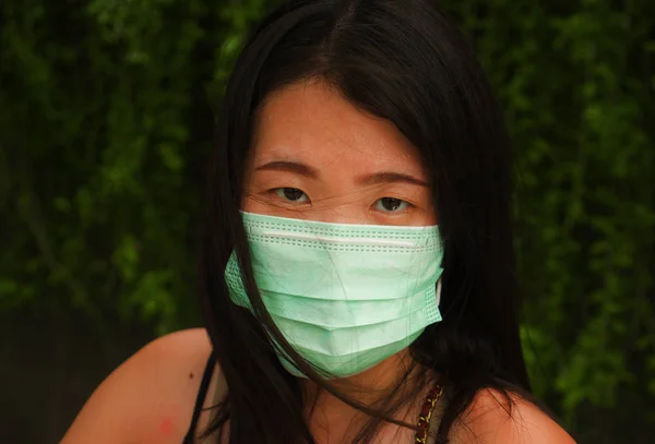 Jovem bonita e atraente asiática chinesa turista mulher vestindo máscara protetora na prevenção versus surto de coronavírus na China e poluição tóxica — Fotografia de Stock