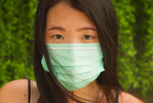 Ung vacker och attraktiv asiatisk kinesisk turist kvinna bär skyddande ansiktsmask i förebyggande kontra coronavirus utbrott i Kina och giftiga föroreningar — Stockfoto