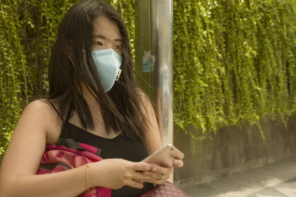 Retrato al aire libre de una joven hermosa y atractiva turista asiática coreana que usa mascarilla protectora en la prevención frente al brote de coronavirus en China —  Fotos de Stock