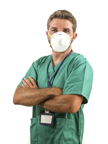 Привлекательный и успешный врач или медсестра мужчина позирует уверенно для персонала больницы корпоративный портрет в зеленой медицинской форме и маске для лица изолированы на белом — стоковое фото