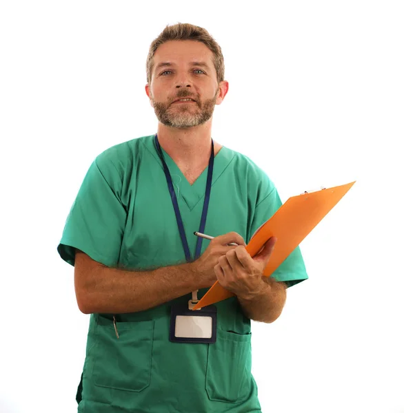 Atraktivní a úspěšný lékař muž pózuje sebevědomí pro zaměstnance nemocnice firemní portrét v zelené lékařské uniformě izolované na bílém pozadí ve zdravotnictví — Stock fotografie
