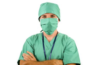Hastane personeli portresi. Çekici ve başarılı tıp doktoru portresi. Yeşil tıbbi kıyafetler, koruyucu yüz maskesi ve kabarık şapka takıyor.
