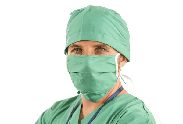 Hastane personeli portresi. Çekici ve başarılı tıp doktoru portresi. Yeşil tıbbi kıyafetler, koruyucu yüz maskesi ve kabarık şapka takıyor. — Stok fotoğraf