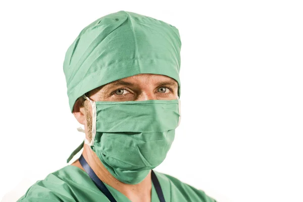 Νοσοκομειακή κλινική προσωπικό εταιρικό πορτραίτο ελκυστικό και επιτυχημένο γιατρό χαμογελώντας αυτοπεποίθηση σε πράσινα ιατρικά ρούχα και προστατευτική μάσκα προσώπου και πώμα — Φωτογραφία Αρχείου
