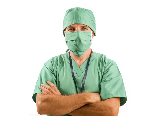 Equipe clínica do hospital retrato corporativo de médico de medicina atraente e bem sucedido sorrindo confiante em roupas médicas verdes e máscara protetora e boné bouffant — Fotografia de Stock
