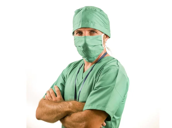 Personal de la clínica del hospital retrato corporativo de médico atractivo y exitoso sonriendo confiado en ropa médica verde y máscara facial protectora y gorra bouffant — Foto de Stock