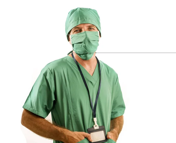 Krankenhauspersonal Unternehmensporträt eines attraktiven und erfolgreichen Mediziners, der selbstbewusst in grüner medizinischer Kleidung und Schutzmaske und Straußmütze lächelt — Stockfoto