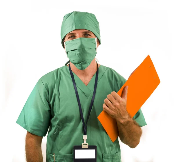 Krankenhausporträt eines attraktiven und erfolgreichen Arztes, der selbstbewusst in grüner medizinischer Bouffant-Mütze mit Klemmbrett im Gesundheitswesen und im ärztlichen Berufsbild lächelt — Stockfoto