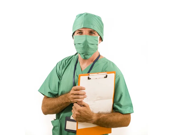 Krankenhausporträt eines attraktiven und erfolgreichen Arztes, der selbstbewusst in grüner medizinischer Bouffant-Mütze mit Klemmbrett im Gesundheitswesen und im ärztlichen Berufsbild lächelt — Stockfoto