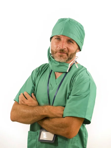 Nemocniční klinika personál portrét atraktivní a úspěšný lékař muž s úsměvem důvěru v zelené lékařské čepice v oblasti zdravotní péče a medicíny lékař okupační koncept — Stock fotografie