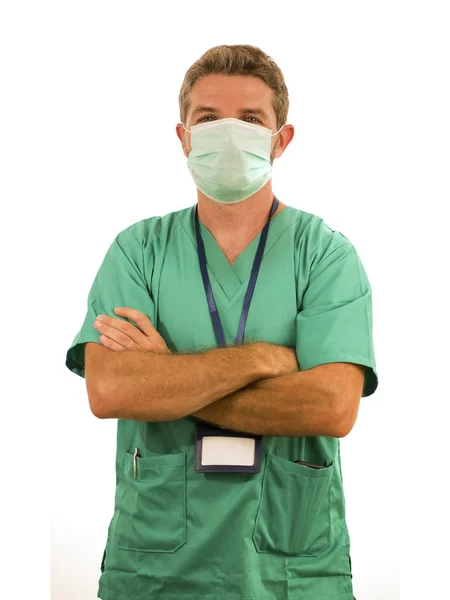 Привлекательный и успешный врач или медсестра мужчина позирует уверенно для персонала больницы корпоративный портрет в зеленой медицинской форме и маске для лица изолированы на белом — стоковое фото