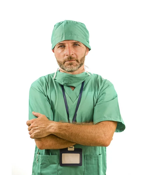 Izolovaný portrét atraktivního a pohledného lékaře medicíny nebo ošetřovatele v chirurgické čepici a lékařském drhnutí vypadá seriózně a intenzivně v konceptu zdravotní péče — Stock fotografie