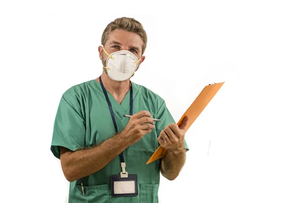 Izolovaný portrét mladého lékaře medicíny nebo ošetřovatele muž v masce obličeje držení schránky lékařské papírování na bílém pozadí ve zdravotnictví a pojetí nemocniční obsluhy — Stock fotografie