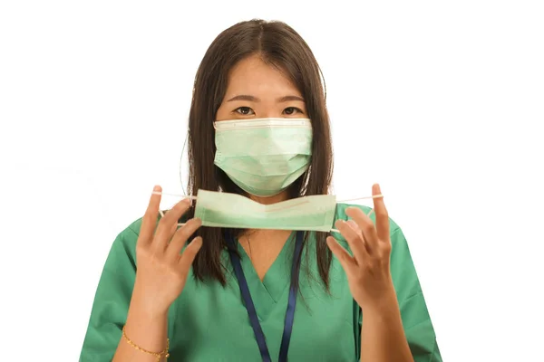 Вспышка коронавируса в Китае - молодая красивая азиатская кореянка врач или медсестра рекомендуют использовать защитную маску для лица в профилактике против вирусной инфекции — стоковое фото