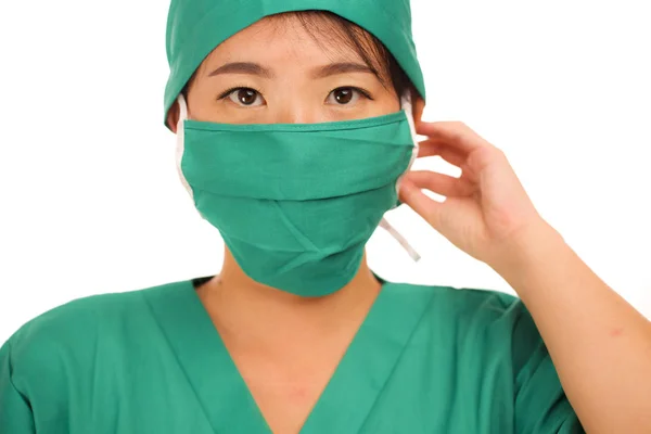 Isolierte Porträt der jungen schönen und ernsthaften asiatischen Medizin Ärztin Frau oder Krankenschwester im medizinischen Hut Chirurg Gesichtsmaske und grünes Peeling in der erfolgreichen Gesundheitsversorgung — Stockfoto