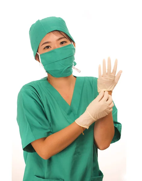 Młody piękny i szczęśliwy lekarz medycyny lub główny pielęgniarka szpitalna w zielonym fartuchu i chirurgiczne kapelusz i maska noszenie rękawic ochronnych lateksowych — Zdjęcie stockowe