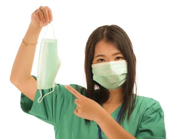 Young beautiful Asian Chinese medicine doctor woman or hospital nurse recommend use of protective face mask in prevention vs virus infection in health care — 스톡 사진