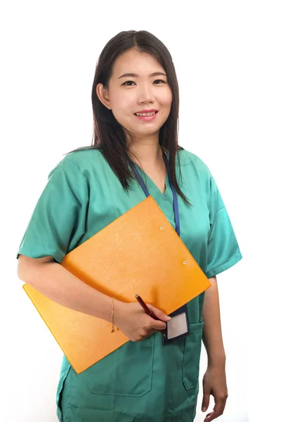 Mladá krásná a šťastná asijské korejština medicína lékař žena nebo nemocnice zdravotní sestra v zelených křovinách pózuje veselý úsměv důvěru v firemní klinika zaměstnanci portrét — Stock fotografie