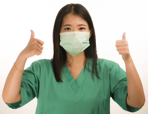 Mujer médica china asiática segura o enfermera de hospital en exfoliantes verdes y mascarilla protectora quirúrgica en protección contra el concepto de brote de virus —  Fotos de Stock