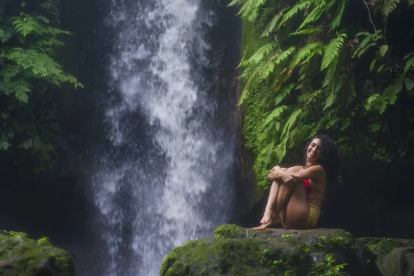 Ao ar livre estilo de vida retrato de jovem atraente e feliz hipster mulher apreciando a natureza sentindo-se livre em incrível bela cachoeira em férias exóticas destino de viagem — Fotografia de Stock