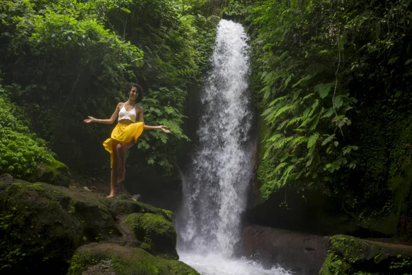 Ao ar livre estilo de vida tropical retrato de jovem atraente e feliz hipster menina apreciando a natureza animado sentindo-se livre em incrível bela cachoeira em férias exóticas viagens — Fotografia de Stock