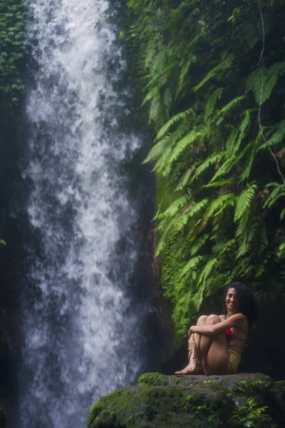 Ao ar livre estilo de vida tropical retrato de jovem atraente e feliz hipster menina apreciando a natureza animado sentindo-se livre em incrível bela cachoeira em férias exóticas viagens — Fotografia de Stock