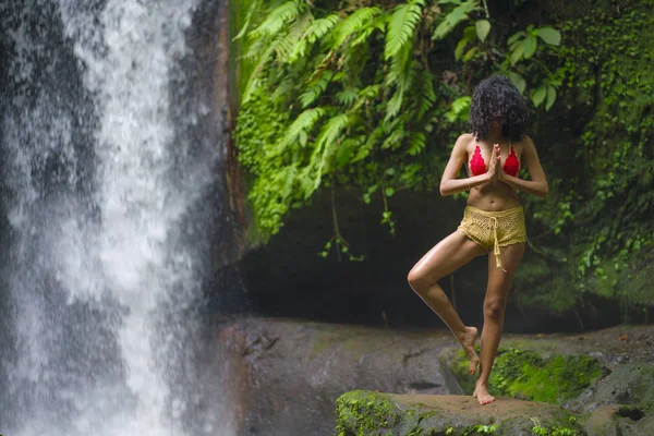 Jeune femme hipster attrayant et heureux faisant du yoga en plein air à la belle cascade tropicale méditant profiter de la liberté et de la nature dans un mode de vie sain et zen — Photo
