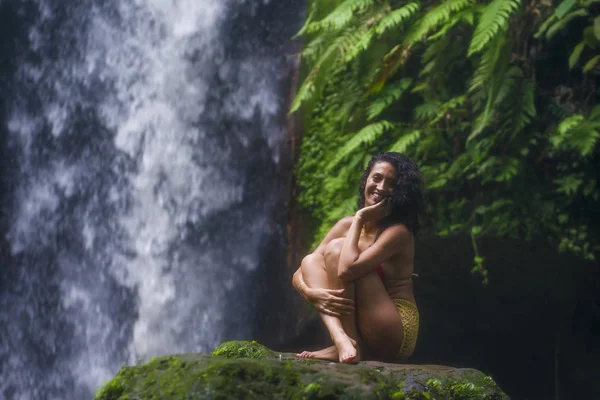 Молодая привлекательная и счастливая женщина хипстера наслаждаясь природой, чувствуя себя свободным на открытом воздухе на удивительный красивый водопад в экзотических праздников путешествия назначения — стоковое фото