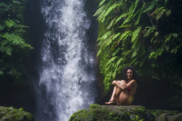 Jovem atraente e feliz hipster mulher desfrutando da natureza sentindo-se livre ao ar livre em incrível bela cachoeira em férias exóticas destino de viagem — Fotografia de Stock