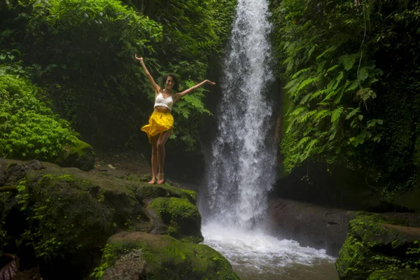 Ao ar livre estilo de vida retrato de jovem atraente e feliz hipster mulher apreciando a natureza sentindo-se livre em incrível bela cachoeira em férias exóticas destino de viagem — Fotografia de Stock