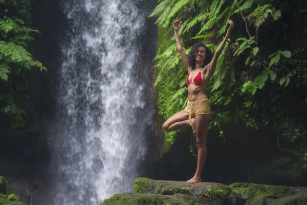 Ao ar livre estilo de vida retrato de jovem atraente e feliz hipster mulher apreciando a natureza sentindo-se livre em incrível bela cachoeira em férias exóticas destino de viagem — Fotografia de Stock