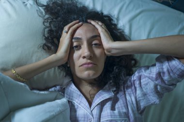 Genç üzgün ve bunalımlı, kıvırcık saçlı, uykusuz, depresyon sorunu yüzünden endişeli, uykusuz bir orta doğulu kadının dramatik gece hayatı.