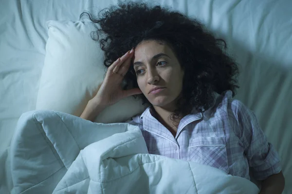 Drammatico stile di vita notturno ritratto di giovane donna triste e depressa del Medio Oriente con i capelli ricci insonni a letto sveglio sensazione di preoccupazione sofferenza problema depressione — Foto Stock