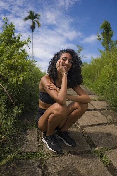 Estilo de vida de férias de verão retrato de jovem atraente e feliz mulher turística em roupas de fitness andando despreocupado explorando bela caminhada cume em Ubud, na ilha de Bali — Fotografia de Stock