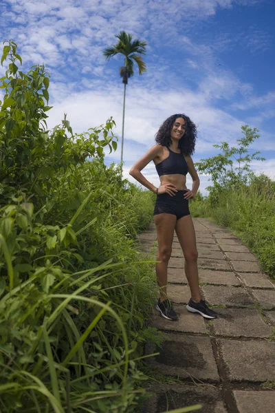 Sommar semester livsstil porträtt av unga attraktiva och glada turist kvinna i fitness kläder promenader bekymmersfri utforska vackra åsen promenad på Ubud på Bali ön — Stockfoto