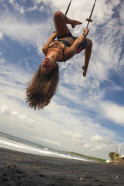 Aerial Yoga Beach Workout - junge attraktive und gesunde Frau übt Aero-Yoga-Training Balance Körper und Geist an Seilen über dem Meer hängen — Stockfoto