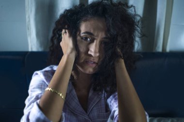Genç üzgün ve depresif İspanyol kadının dramatik gece hayatı portresi. Yatakta uykusuz, uykusuz ve düşünceli depresyon acısı çeken endişeli bir kadın.