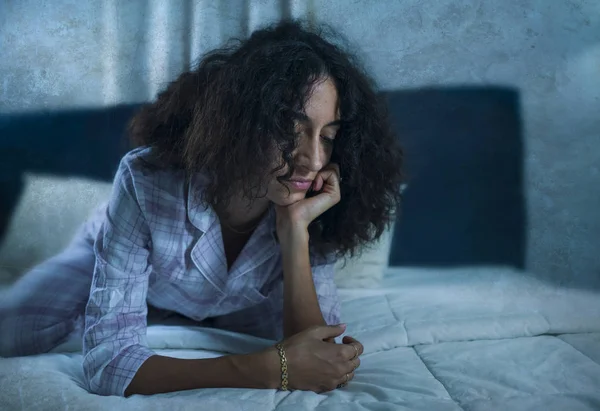 Potret dramatis gaya hidup malam dari wanita muda yang sedih dan tertekan di Timur Tengah dengan rambut keriting tanpa tidur di tempat tidur terjaga dan perasaan cemas menderita depresi — Stok Foto