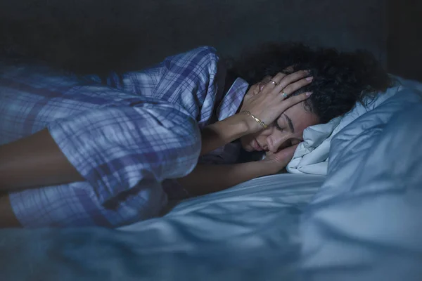 Dramático estilo de vida noite retrato de jovem triste e deprimida mulher do Oriente Médio com cabelos cacheados sem sono na cama acordado e sentimento pensativo preocupado sofrendo depressão — Fotografia de Stock