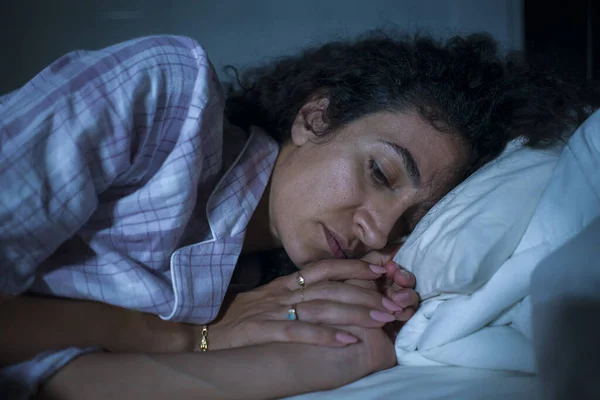 Dramatische Nacht Lebensstil Porträt der jungen traurigen und depressiven hispanischen Frau mit lockigem Haar schlaflos im Bett wach und nachdenklich Gefühl besorgt leiden Depressionen — Stockfoto