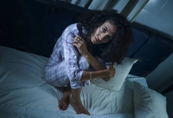 Genç üzgün ve depresif, kıvırcık saçlı, yatakta uykusuz ve düşünceli depresyon acısı çeken düşünceli Latin kadının dramatik gece hayatı portresi. — Stok fotoğraf