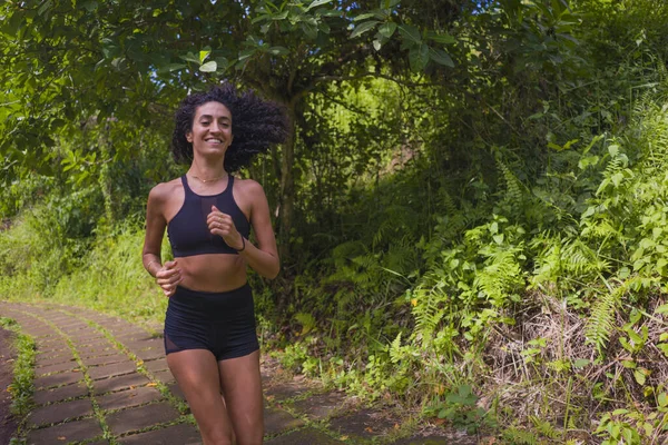 Kırsal yolda koşan mutlu bayan koşucu eğitimi - genç çekici ve formda koşan kadın dışarıda koşuyor sağlıklı yaşam tarzı ve spor açısından güzel bir pistte. — Stok fotoğraf