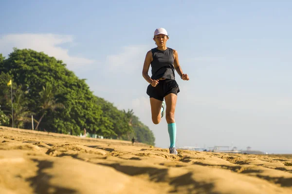 Estilo de vida de fitness al aire libre retrato de mujer joven atractiva y atlética en calcetines de compresión corriendo trotando en la playa haciendo ejercicios de intervalos en el concepto de entrenamiento de atletas —  Fotos de Stock