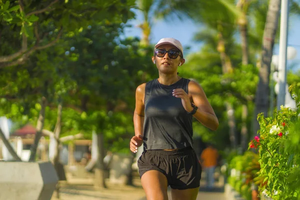 Estilo de vida de fitness al aire libre retrato de mujer joven atractiva y atlética corriendo feliz en el parque de la ciudad haciendo ejercicios de intervalos en el entrenamiento de atletas un concepto de sesión de running —  Fotos de Stock