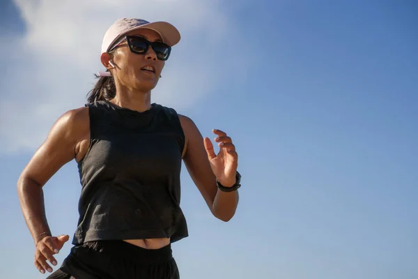Na zewnątrz fitness styl życia portret młodej atrakcyjnej i wysportowanej kobiety jogging szczęśliwy w parku miejskim robi interwały ćwiczenia u sportowca szkolenia sesja biegania — Zdjęcie stockowe