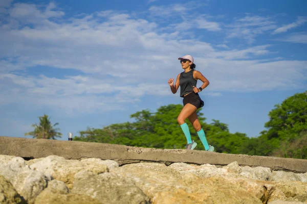 Outdoor Fitness Porträt einer jungen attraktiven und athletischen Joggerin glücklich auf dem Stadtpark macht Intervalle Workout-Training ein Lauftraining Konzept in Athleten gesunden Lebensstil — Stockfoto