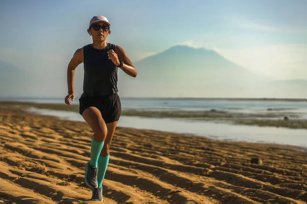 Outdoors fitness lifestyle portrait of young attractive and athl — ストック写真