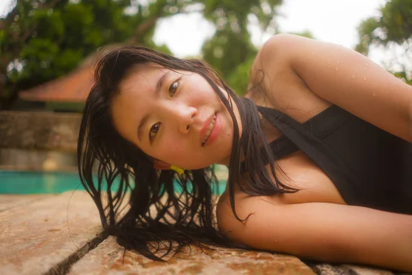 Nyaralás életmód portré fiatal szép és boldog ázsiai koreai nő bikini élvezi nyaralás utazás nyugodt és boldog trópusi üdülőhely medence egzotikus turizmus koncepció — Stock Fotó