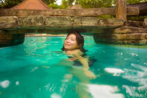 Vacances style de vie portrait de jeune belle et heureuse Asiatique chinoise en bikini profiter voyage de vacances détendue et heureuse à la piscine de villégiature tropicale dans le concept de tourisme exotique — Photo